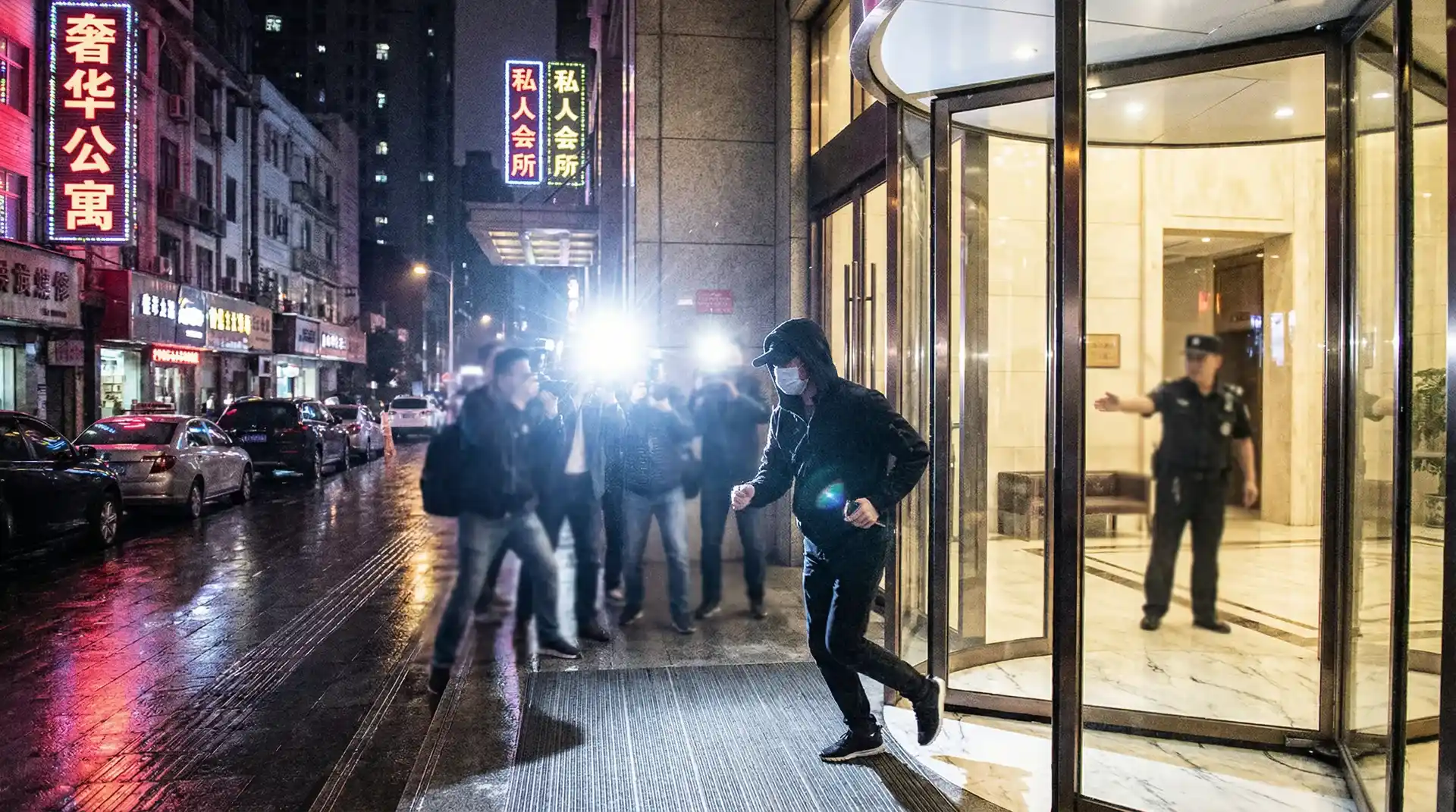 吃瓜网 - 公寓楼下记者围堵